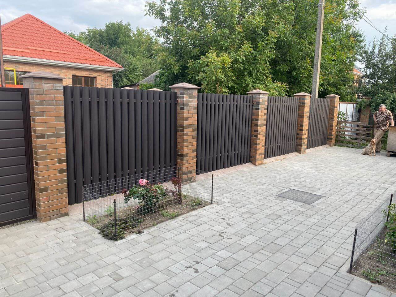 Забор из штакетника полукруглого 22м RAL8019 Темный Шоколад МАТТЕ фото 3 в Магнитогорске