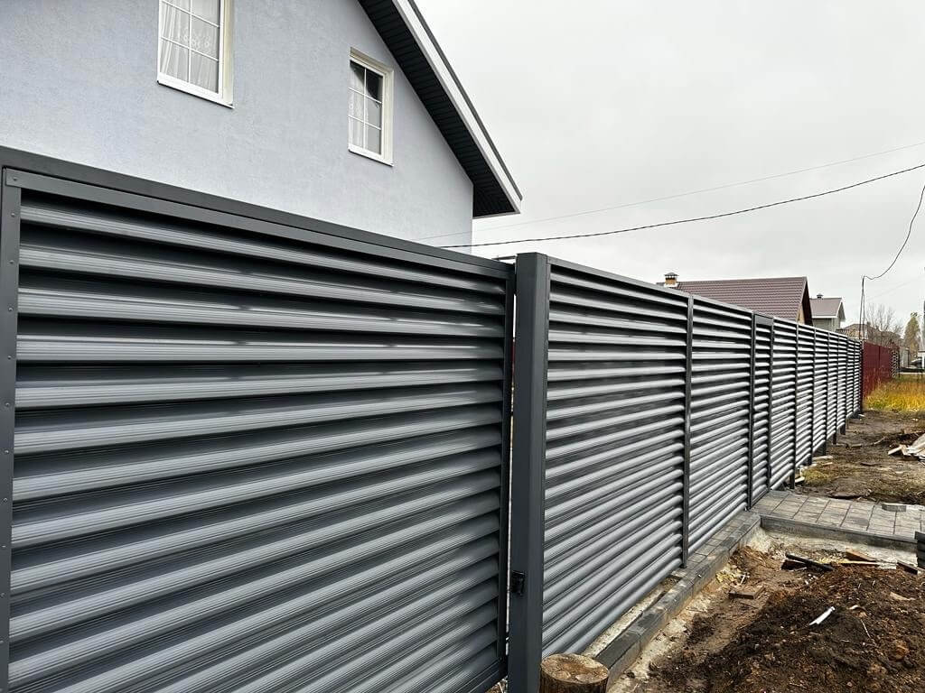 Забор-жалюзи из ламелей Еврожалюзи 28м RAL7024/7024 Серый Графит двусторонний фото 4 в Магнитогорске