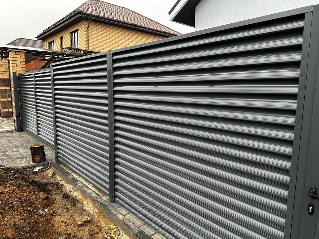 Забор-жалюзи из ламелей Еврожалюзи 28м RAL7024/7024 Серый Графит двусторонний фото 2 в Магнитогорске