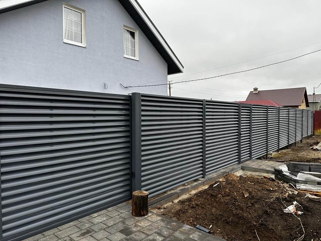 Забор-жалюзи из ламелей Еврожалюзи 28м RAL7024/7024 Серый Графит двусторонний в Магнитогорске