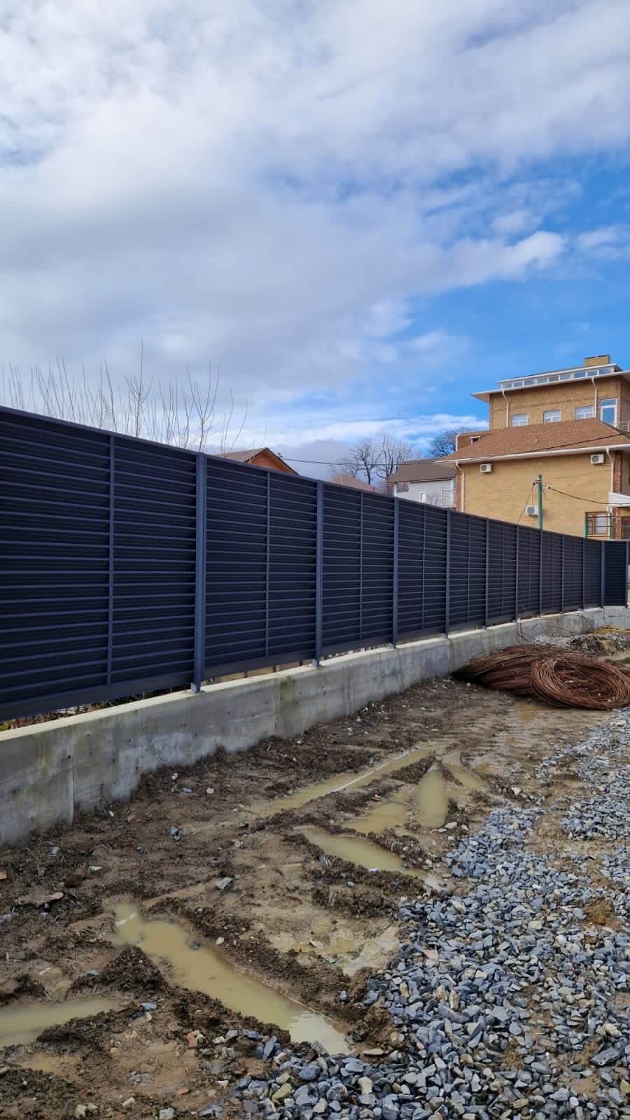 Забор-жалюзи из ламелей ЭКО-Z усиленных 87м RAL7024 Серый Графит матовый фото 6 в Магнитогорске