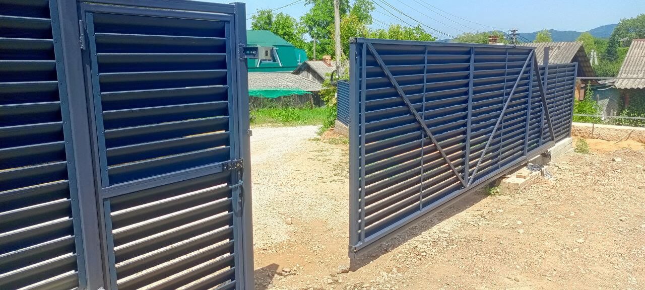 Забор-жалюзи из ламелей Еврожалюзи 53м RAL7024 Серый Графит МАТТЕ фото 16 в Магнитогорске