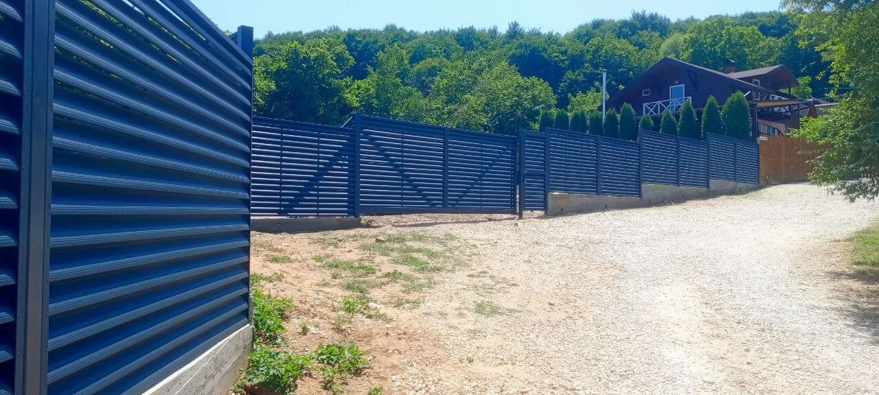 Забор-жалюзи из ламелей Еврожалюзи 53м RAL7024 Серый Графит МАТТЕ фото 8 в Магнитогорске