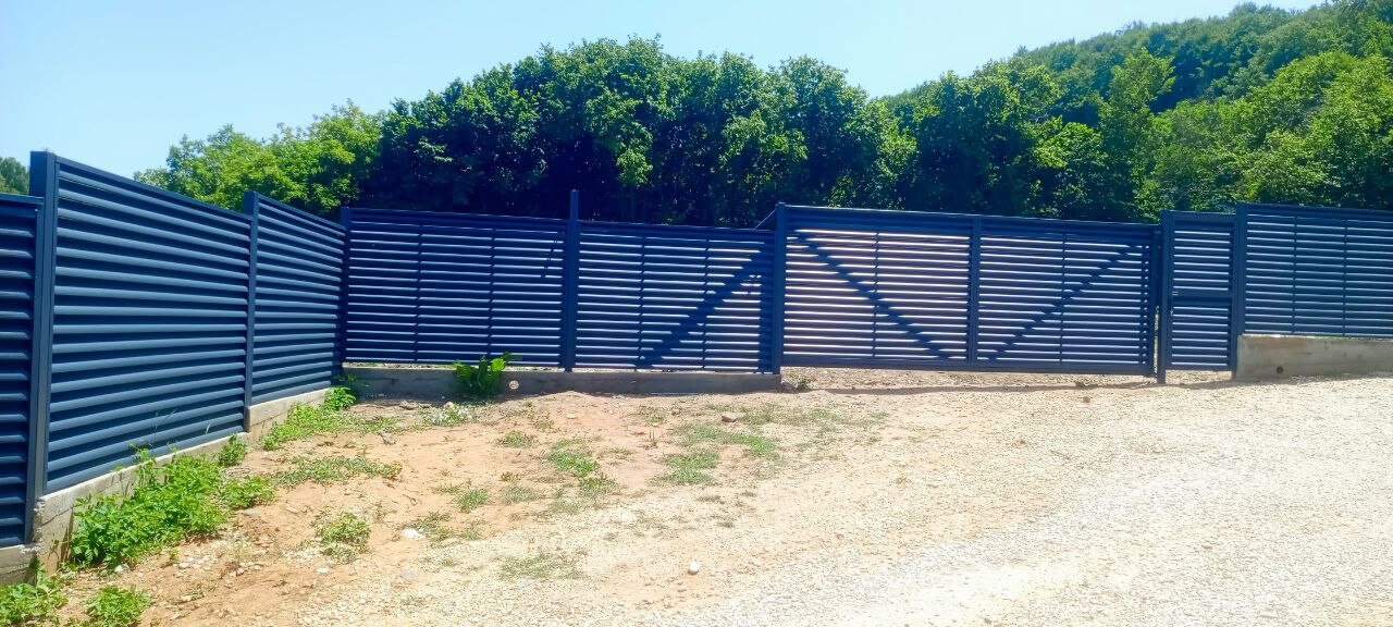 Забор-жалюзи из ламелей Еврожалюзи 53м RAL7024 Серый Графит МАТТЕ фото 7 в Магнитогорске