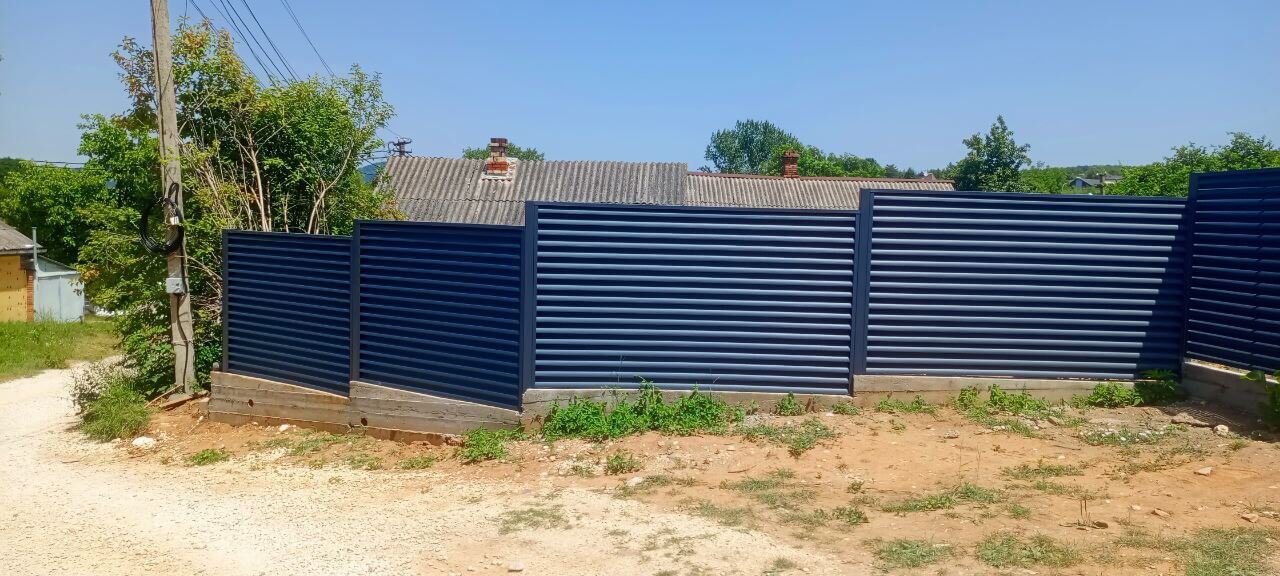 Забор-жалюзи из ламелей Еврожалюзи 53м RAL7024 Серый Графит МАТТЕ фото 6 в Магнитогорске