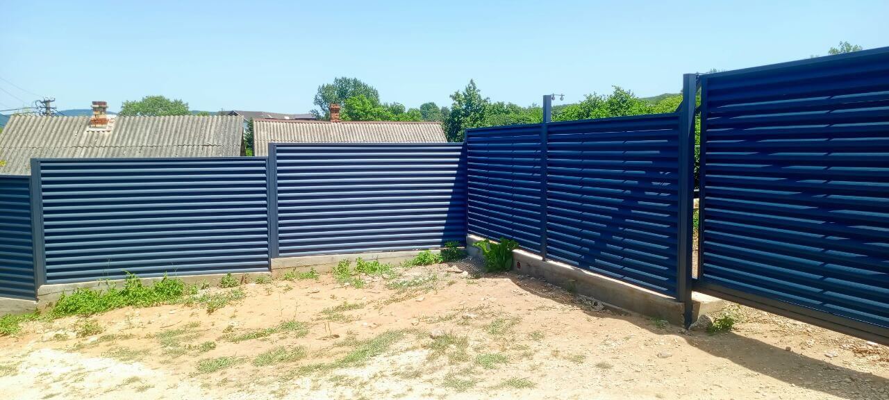 Забор-жалюзи из ламелей Еврожалюзи 53м RAL7024 Серый Графит МАТТЕ фото 4 в Магнитогорске
