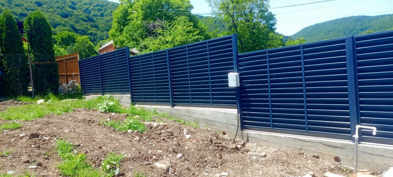 Забор-жалюзи из ламелей Еврожалюзи 53м RAL7024 Серый Графит МАТТЕ фото 3 в Магнитогорске