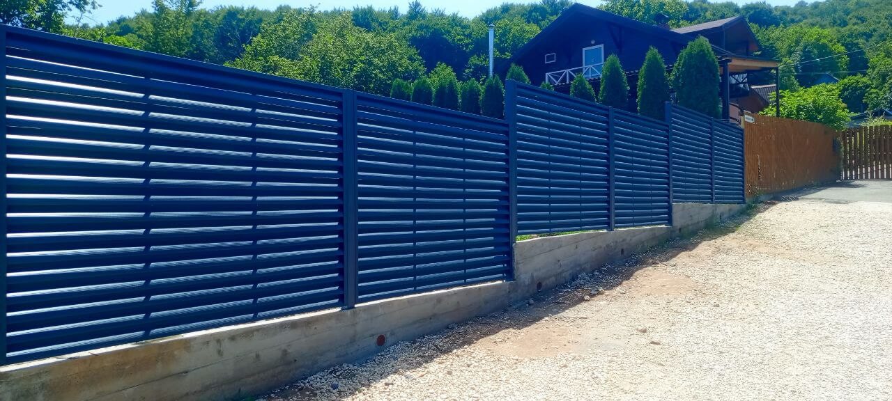 Забор-жалюзи из ламелей Еврожалюзи 53м RAL7024 Серый Графит МАТТЕ фото 12 в Магнитогорске