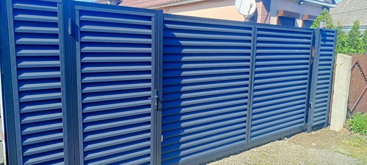 Забор-жалюзи из ламелей Еврожалюзи 53м RAL7024 Серый Графит МАТТЕ фото 10 в Магнитогорске