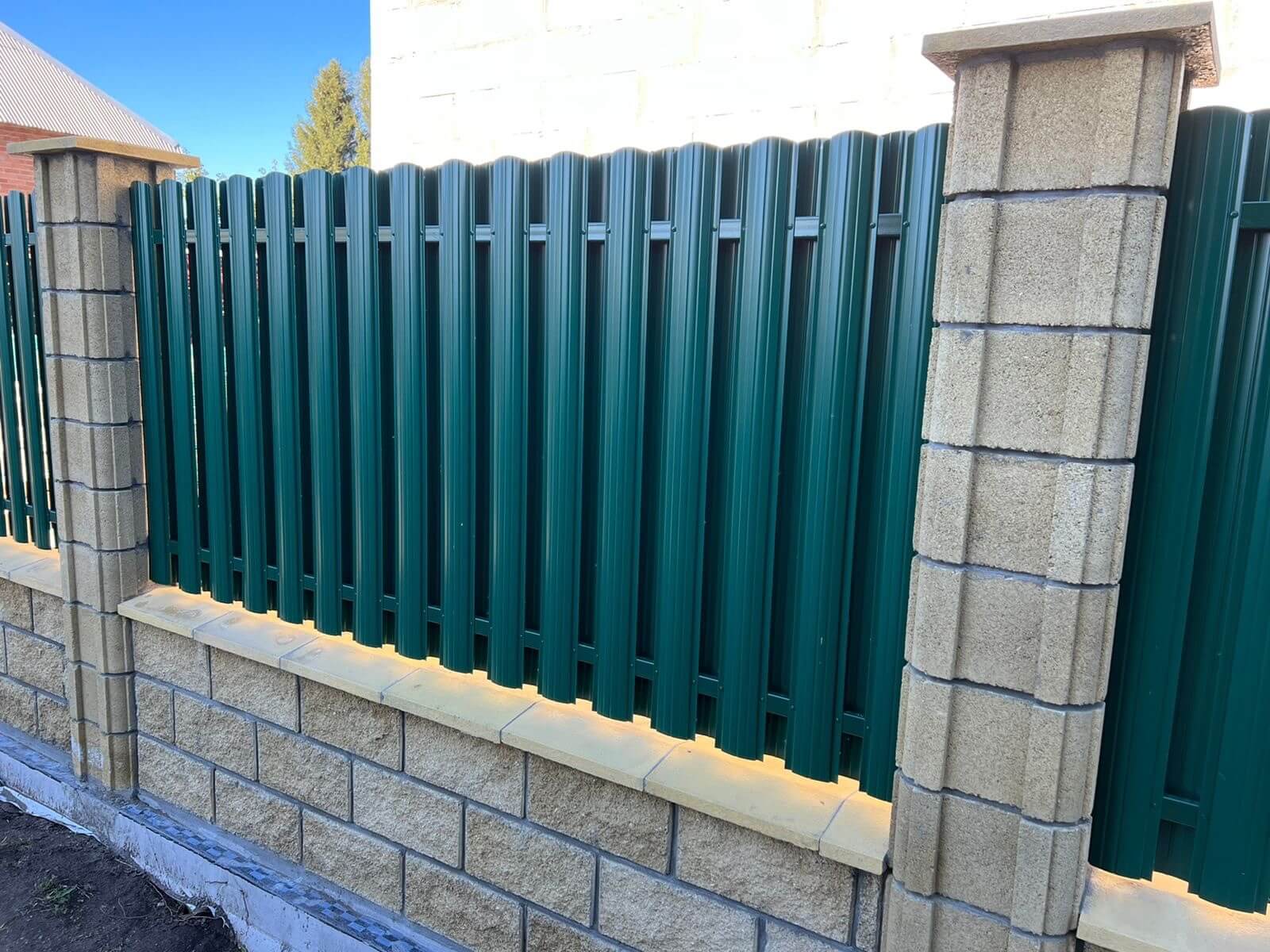 Забор из евроштакетника 22м RAL6005/6005 Зеленый Мох двусторонний фото 6 в Магнитогорске
