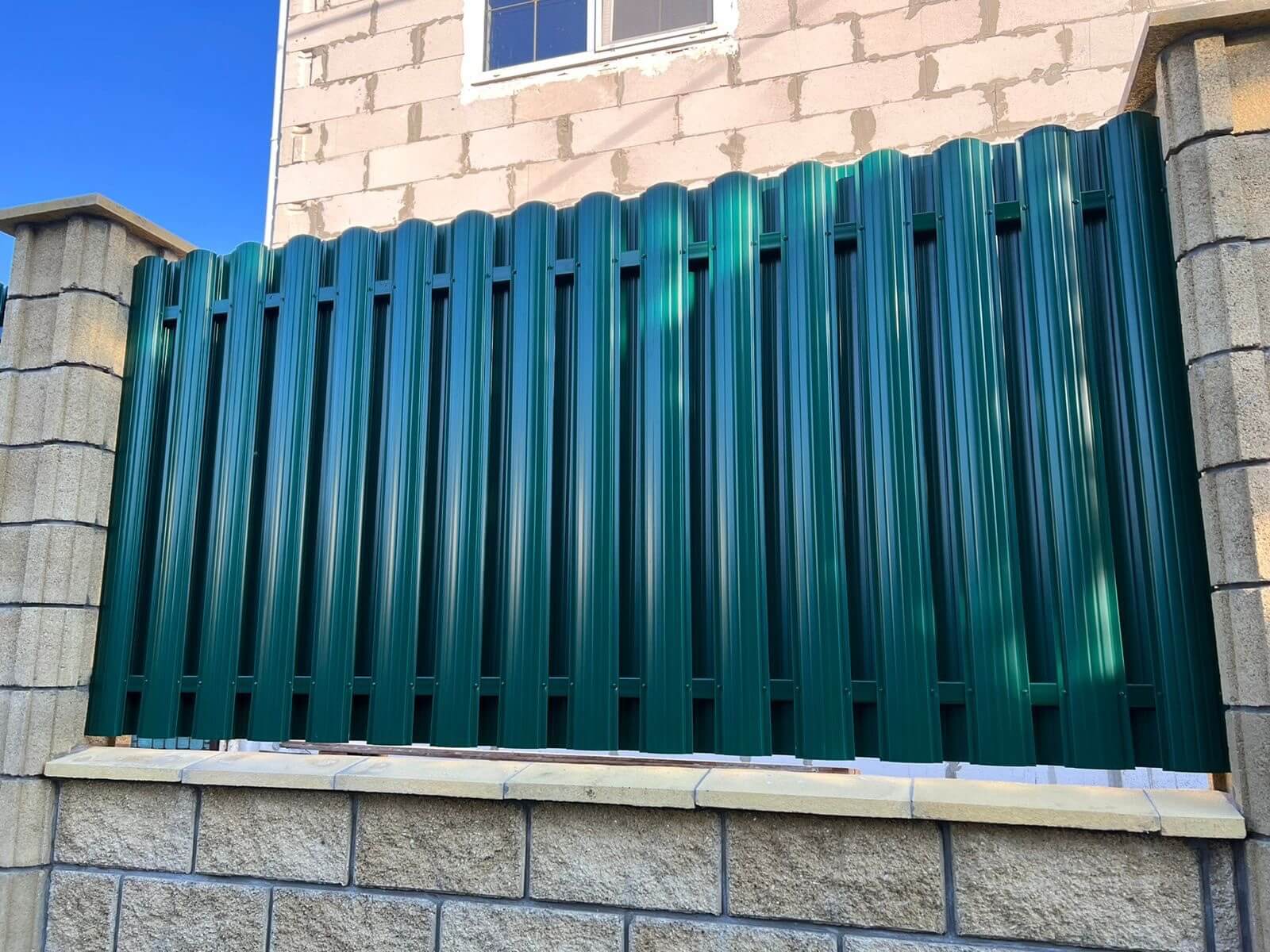 Забор из евроштакетника 22м RAL6005/6005 Зеленый Мох двусторонний фото 2 в Магнитогорске