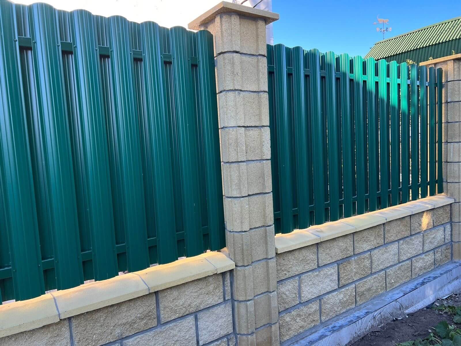 Забор из евроштакетника 22м RAL6005/6005 Зеленый Мох двусторонний фото 1 в Магнитогорске
