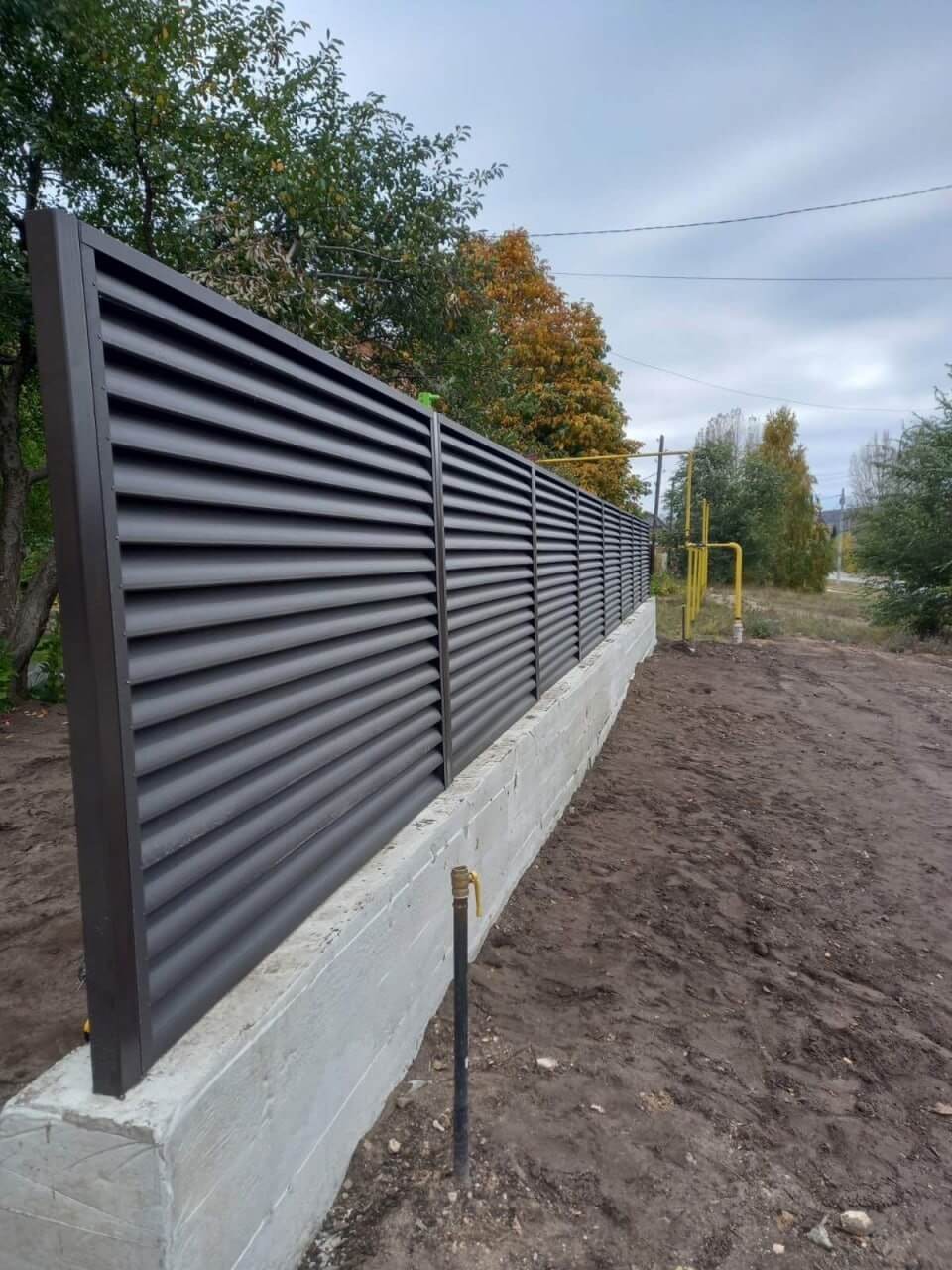 Забор из ламелей еврожалюзи 34м RAL8019/8019 Темный Шоколад двусторонний МАТТЕ фото 3 в Магнитогорске