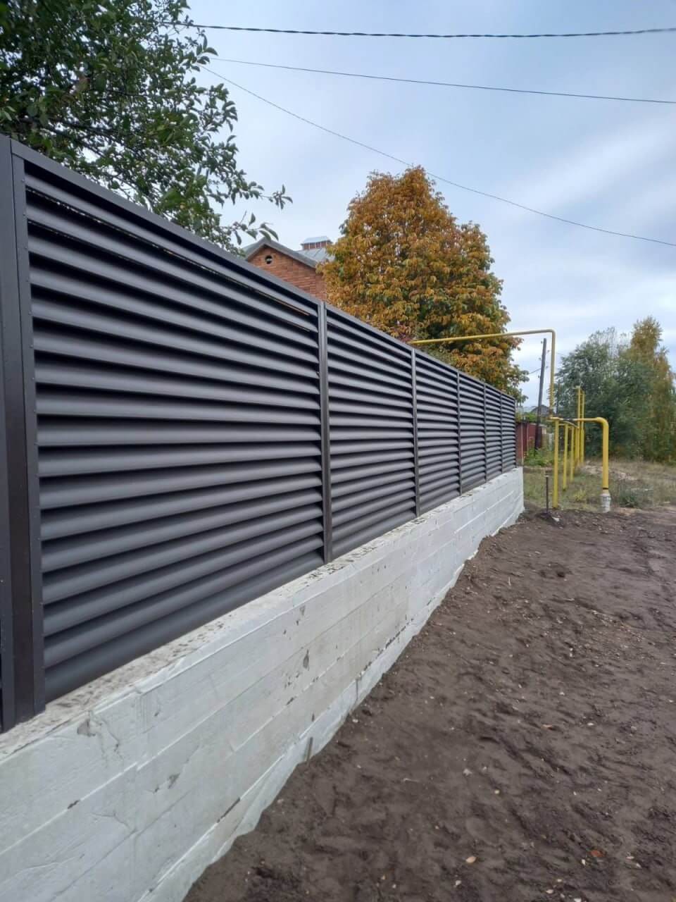 Забор из ламелей еврожалюзи 34м RAL8019/8019 Темный Шоколад двусторонний МАТТЕ в Магнитогорске