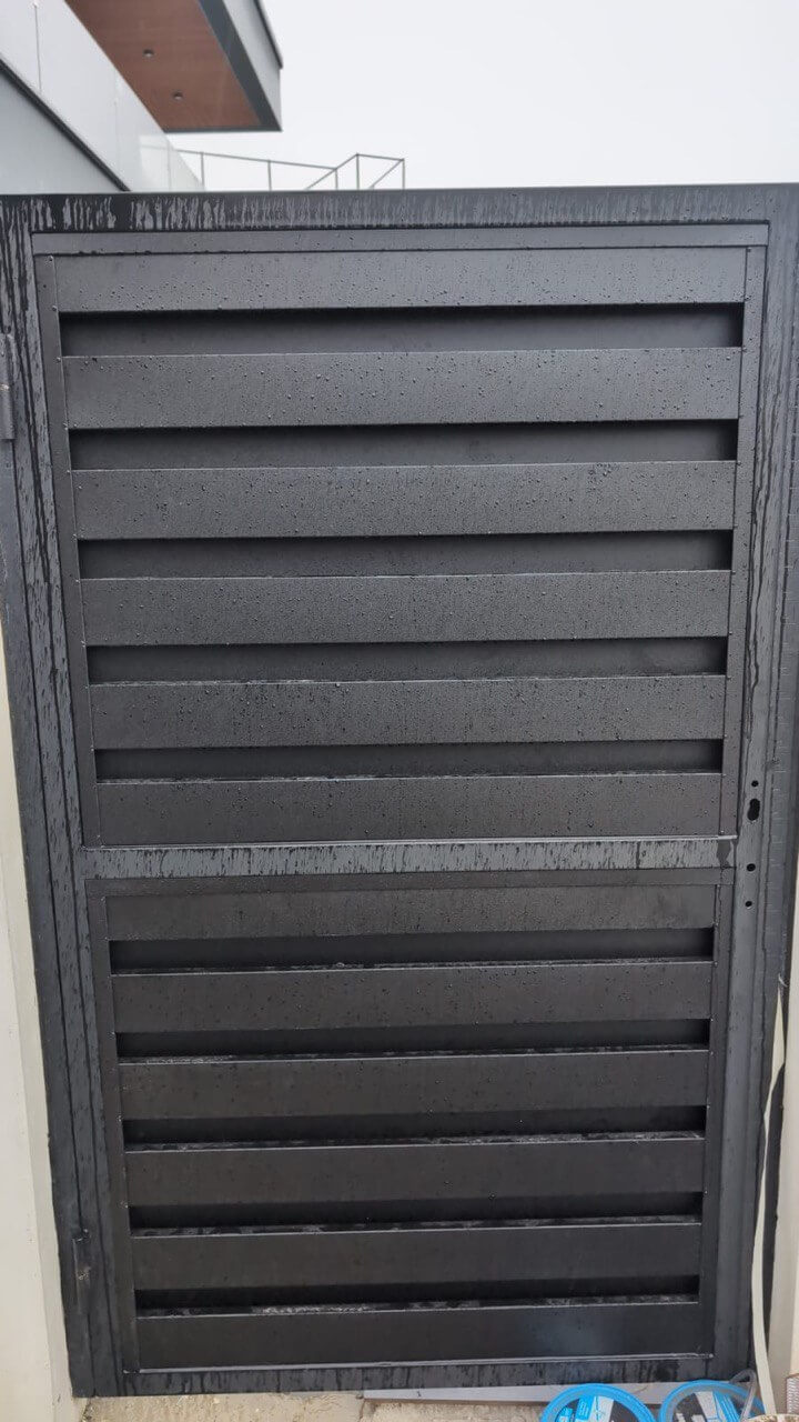 Откатные ворота с калиткой из металлопланкена RAL9005/9005 Черный двусторонний МАТТЕ фото 3 в Магнитогорске