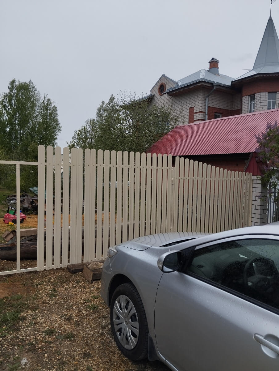 Забор из евроштакетника 9м RAL1015/1015 Слоновая Кость двусторонний фото 1 в Магнитогорске