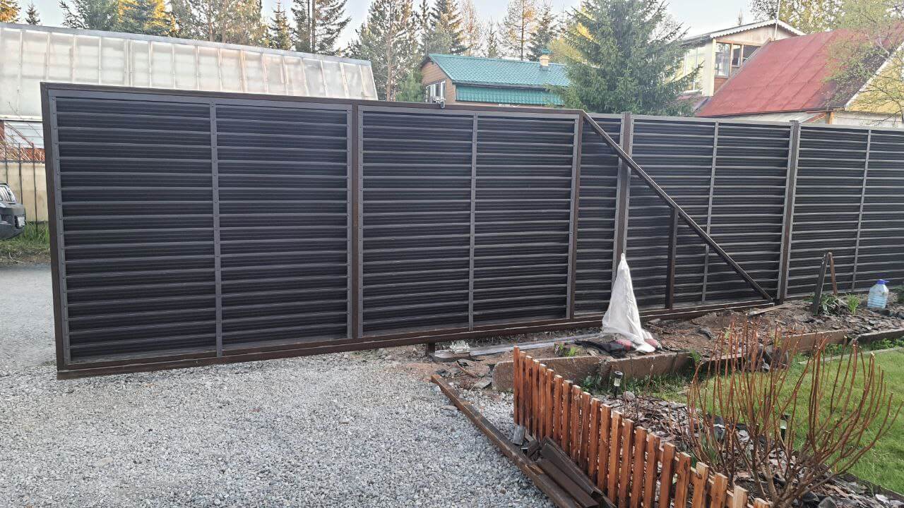 Забор-жалюзи из ламелей ЭКО-Z-US 12м RAL8019/8019 Темный Шоколад двусторонний МАТТЕ фото 3 в Магнитогорске