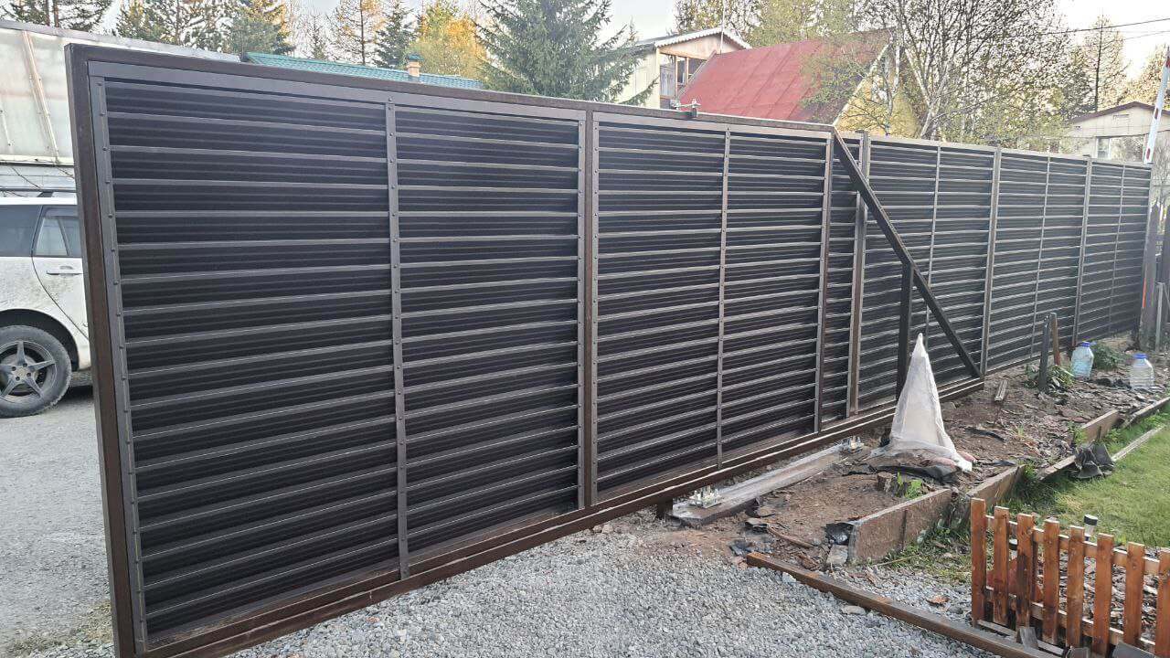 Забор-жалюзи из ламелей ЭКО-Z-US 12м RAL8019/8019 Темный Шоколад двусторонний МАТТЕ фото 1 в Магнитогорске