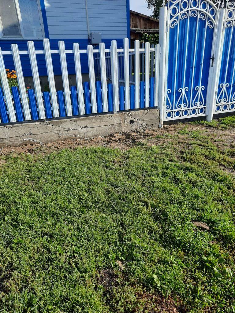 Забор из евроштакетника 14м RAL9003 Белый, RAL5005 Синий Сигнал фото 2 в Магнитогорске