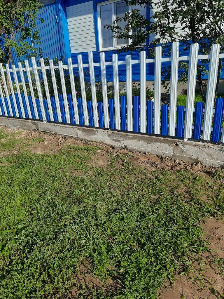 Забор из евроштакетника 14м RAL9003 Белый, RAL5005 Синий Сигнал фото 1 в Магнитогорске