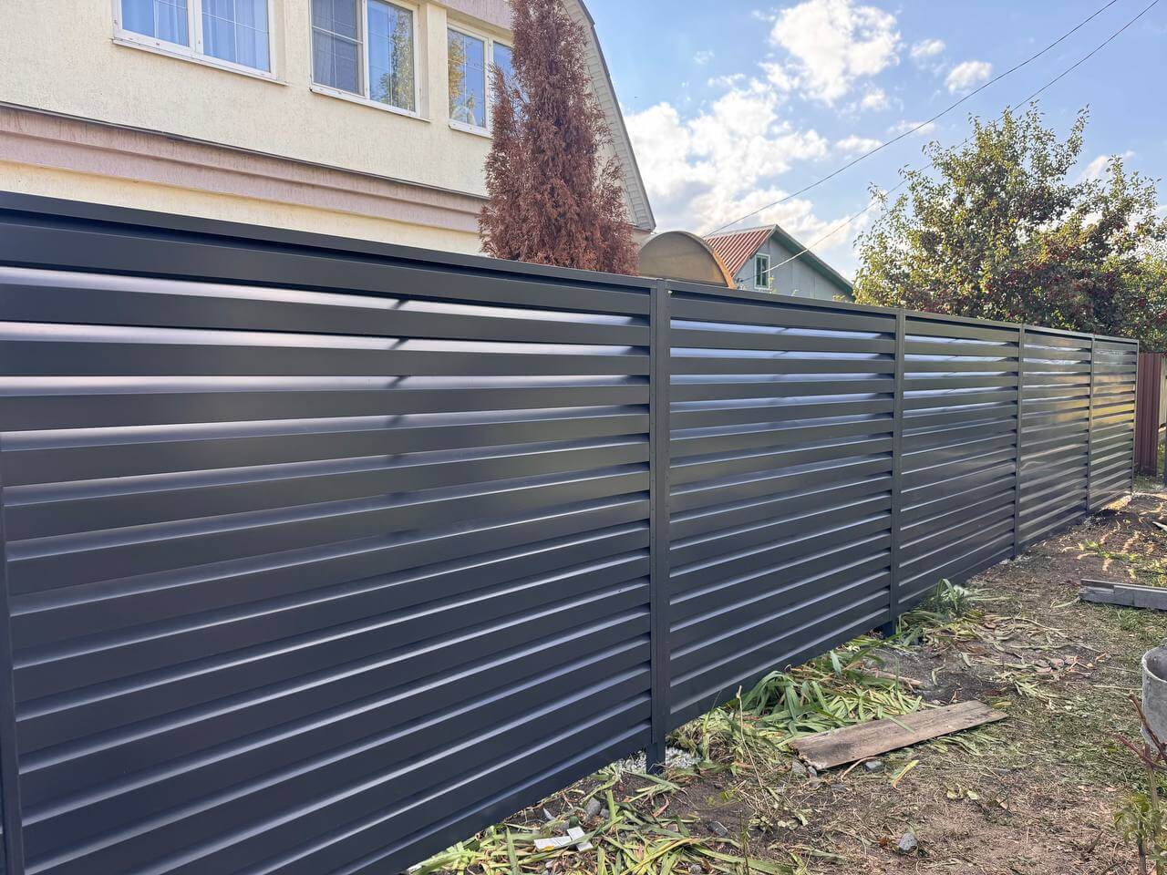 Забор-жалюзи из ламелей Хай-Тек 26м RAL7024/7024 Серый Графит двусторонний в Магнитогорске