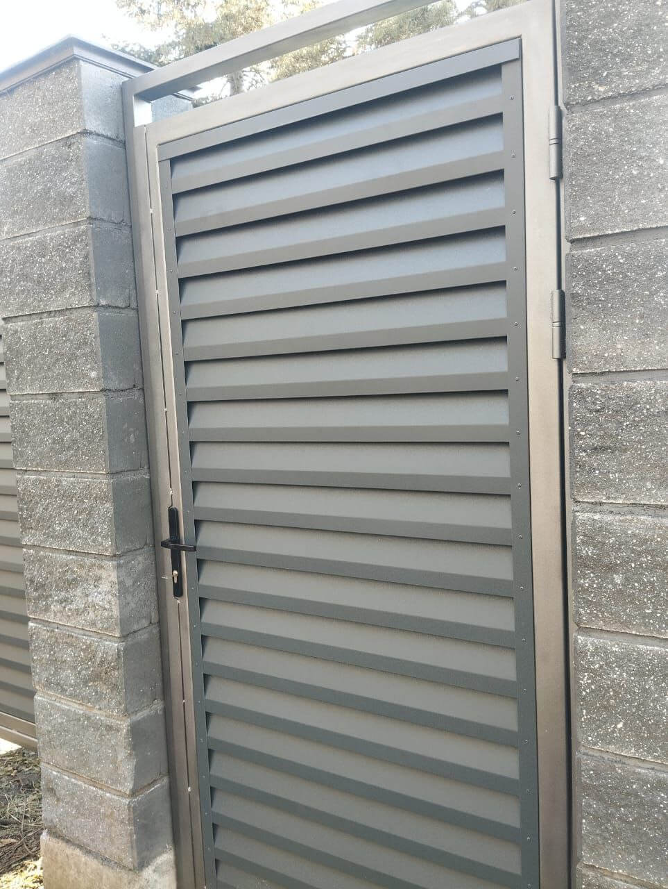 Откатные ворота с калиткой из ламелей Реснички RAL7024/7024 Серый Графит двусторонний МАТТЕ фото 2 в Магнитогорске