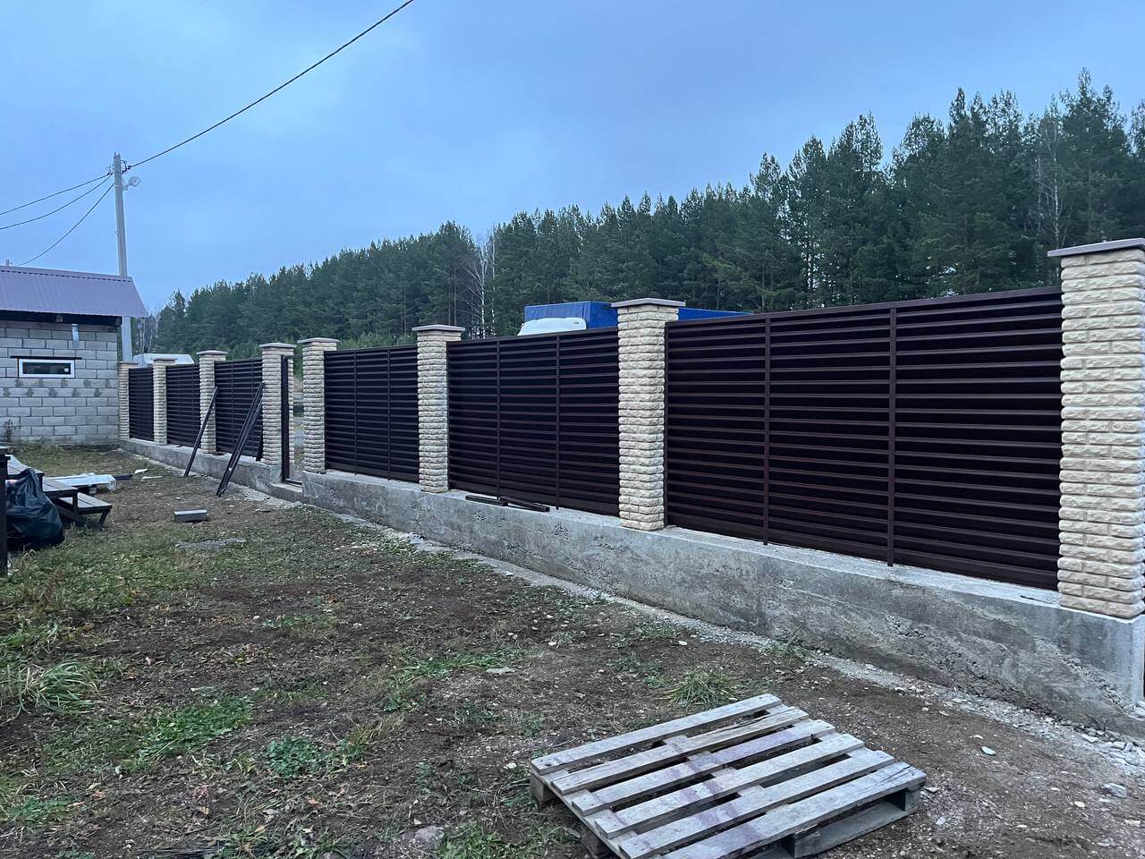 Забор-жалюзи из ламелей ЭКО-Z 18м RAL8017/8017 Шоколад двусторонний фото 3 в Магнитогорске