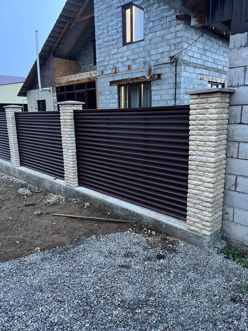 Забор-жалюзи из ламелей ЭКО-Z 18м RAL8017/8017 Шоколад двусторонний фото 2 в Магнитогорске