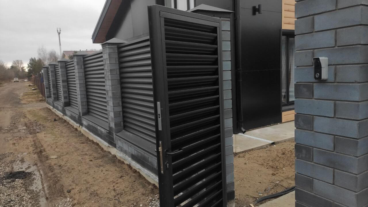 Забор-жалюзи из ламелей ЭКО-Z 17м RAL9005/9005 Черный МАТТЕ фото 1 в Магнитогорске