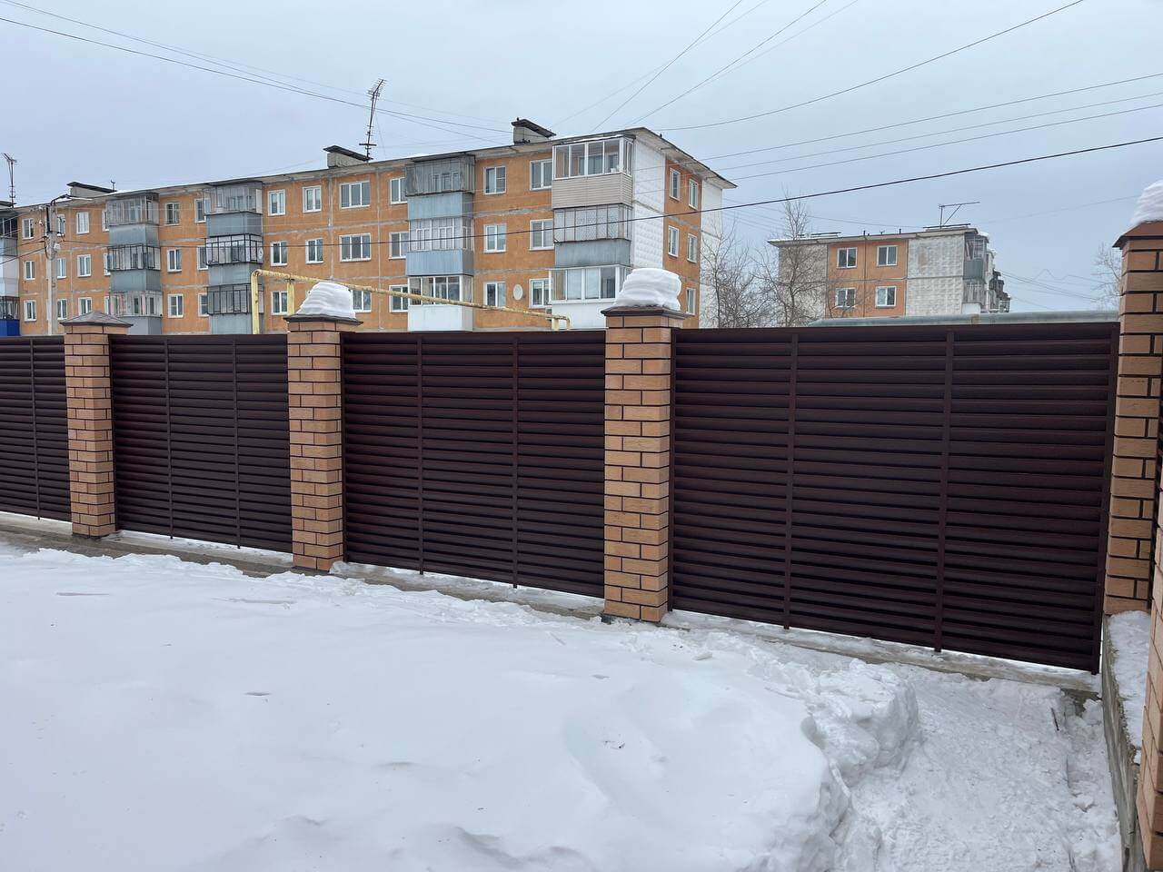 Забор-жалюзи из ламелей ЭКО-Z 87м RAL8017/8017 Шоколад двусторонний МАТТЕ фото 17 в Магнитогорске