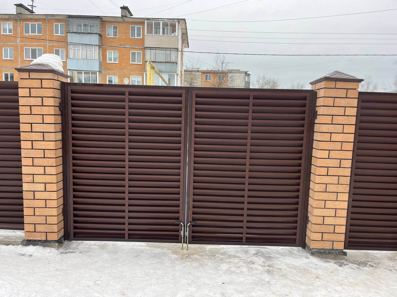 Забор-жалюзи из ламелей ЭКО-Z 87м RAL8017/8017 Шоколад двусторонний МАТТЕ фото 9 в Магнитогорске