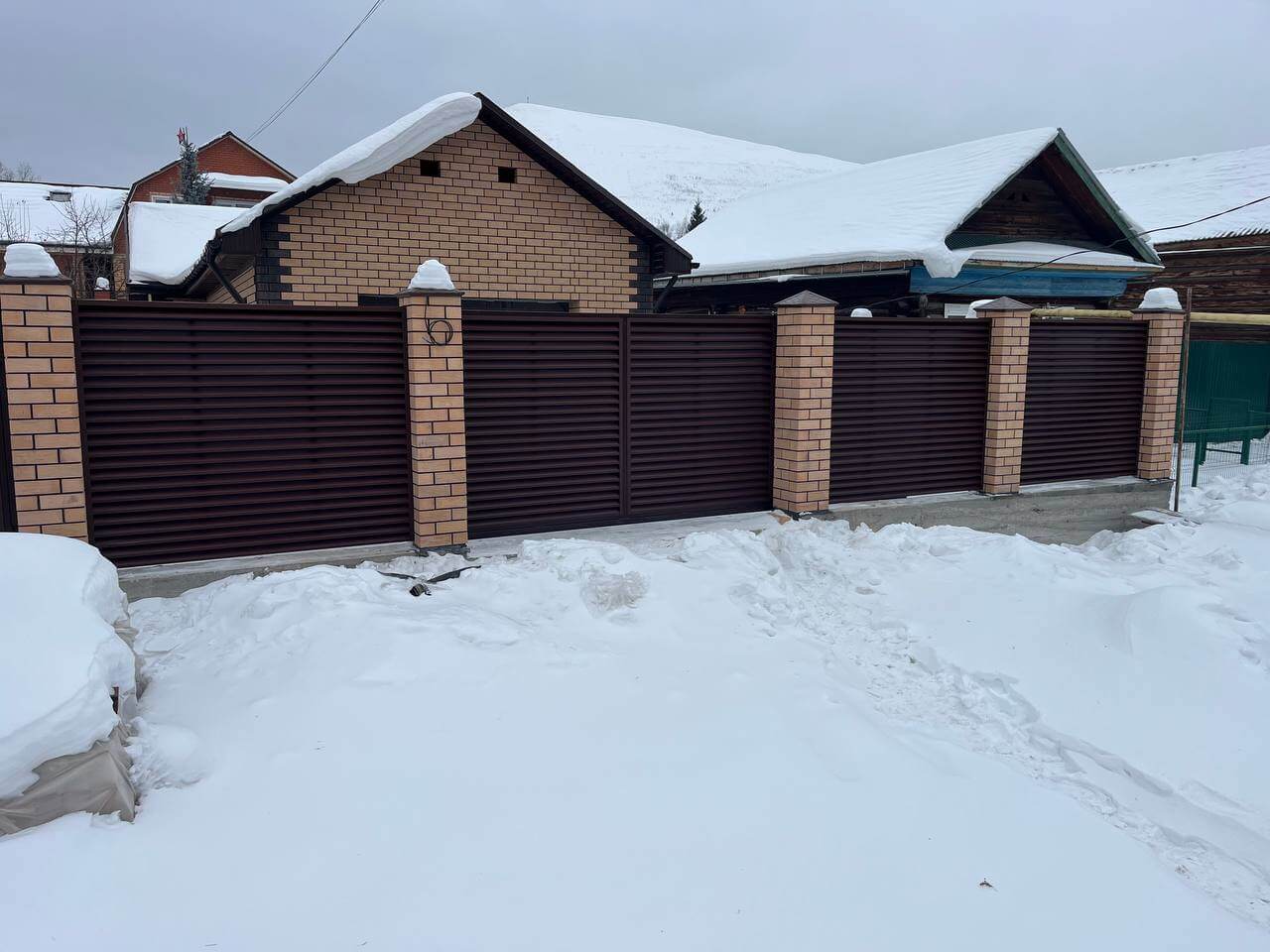 Забор-жалюзи из ламелей ЭКО-Z 87м RAL8017/8017 Шоколад двусторонний МАТТЕ фото 3 в Магнитогорске