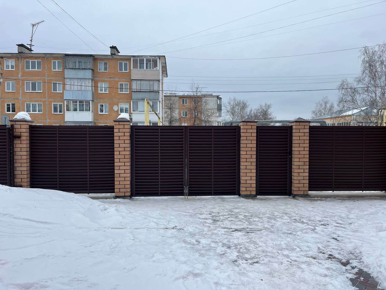 Забор-жалюзи из ламелей ЭКО-Z 87м RAL8017/8017 Шоколад двусторонний МАТТЕ фото 1 в Магнитогорске