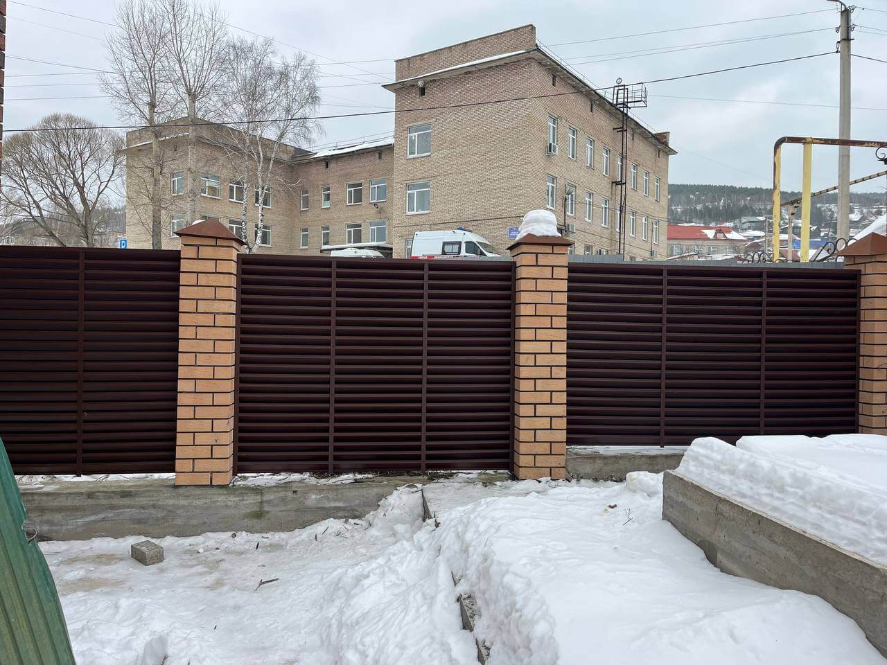 Забор-жалюзи из ламелей ЭКО-Z 87м RAL8017/8017 Шоколад двусторонний МАТТЕ фото 16 в Магнитогорске