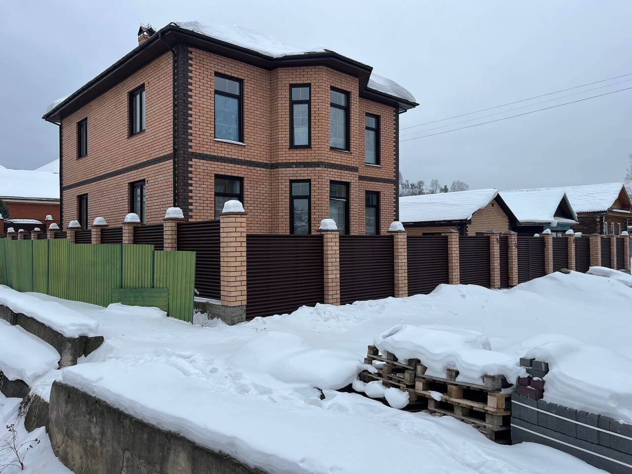 Забор-жалюзи из ламелей ЭКО-Z 87м RAL8017/8017 Шоколад двусторонний МАТТЕ фото 12 в Магнитогорске