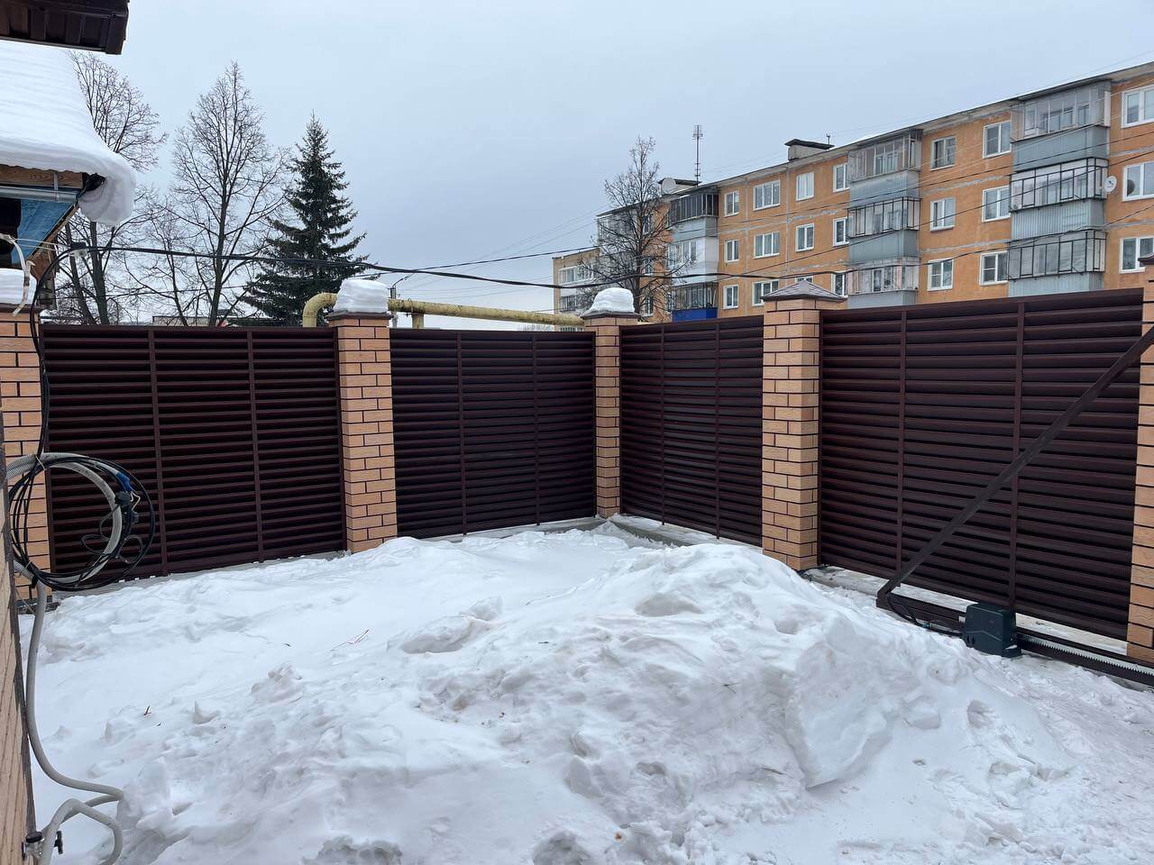 Забор-жалюзи из ламелей ЭКО-Z 87м RAL8017/8017 Шоколад двусторонний МАТТЕ фото 11 в Магнитогорске
