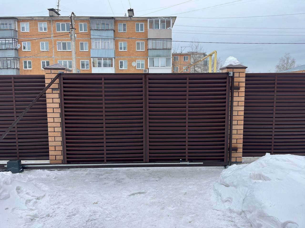 Забор-жалюзи из ламелей ЭКО-Z 87м RAL8017/8017 Шоколад двусторонний МАТТЕ фото 10 в Магнитогорске