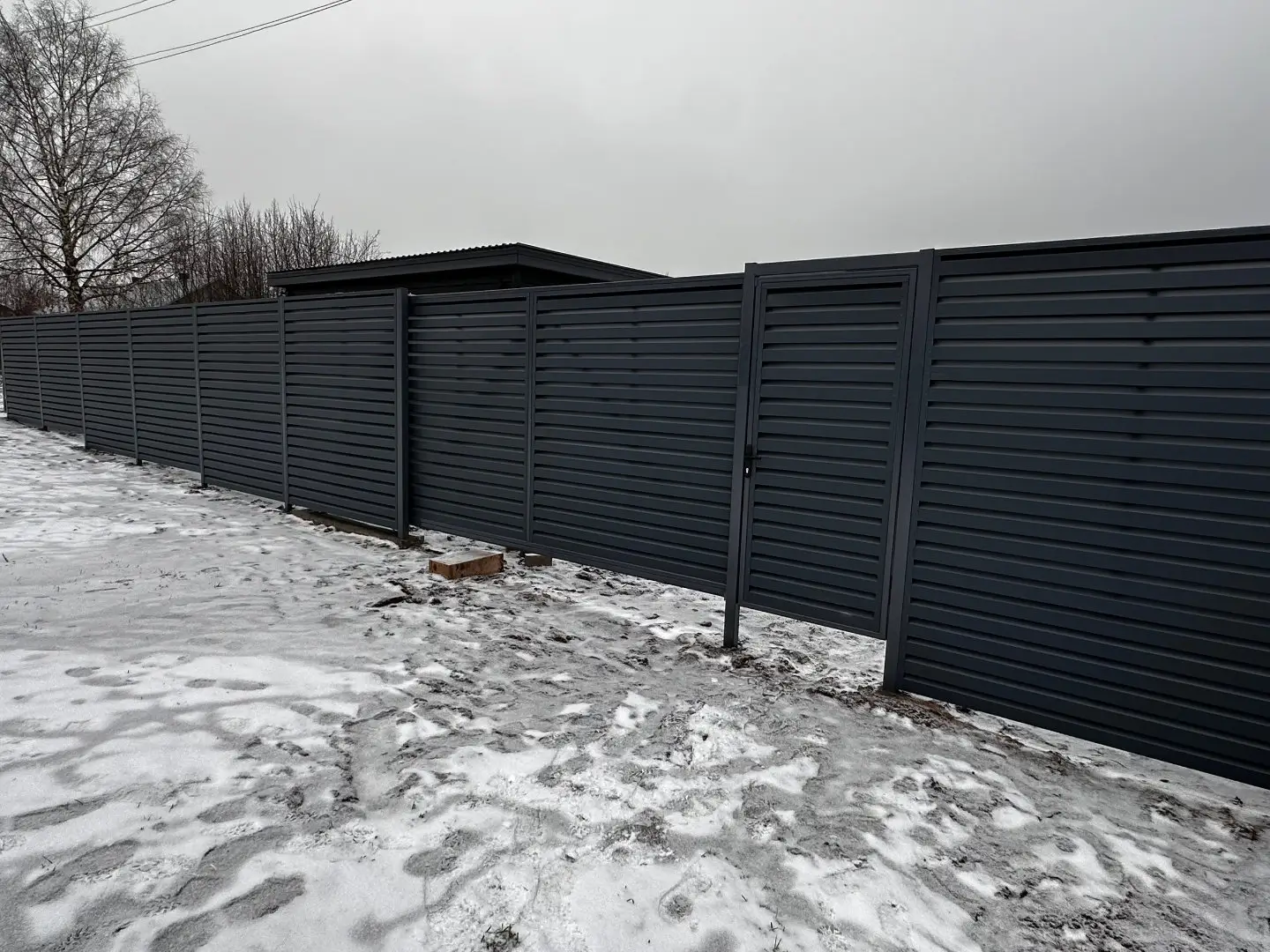 Забор-жалюзи из ламелей Хай-Тек 20м RAL7024/7024 Серый Графит двусторонний МАТТЕ фото 4 в Магнитогорске