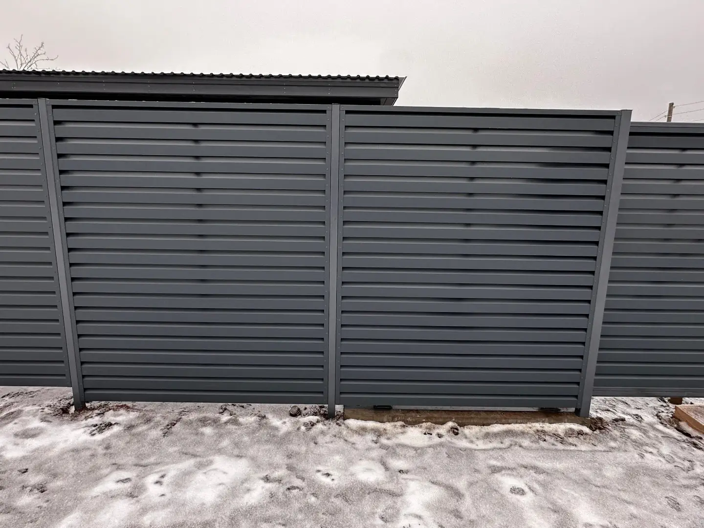 Забор-жалюзи из ламелей Хай-Тек 20м RAL7024/7024 Серый Графит двусторонний МАТТЕ фото 2 в Магнитогорске