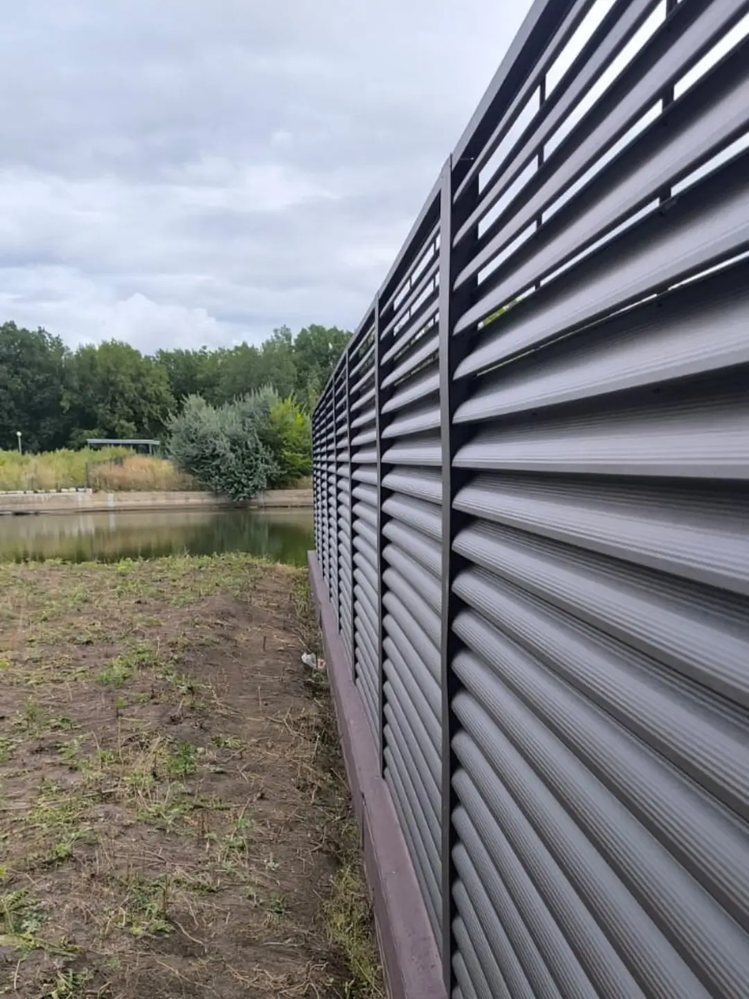 Забор-жалюзи из ламелей еврожалюзи 86м RAL8019/8019 Темный Шоколад двусторонний МАТТЕ фото 7 в Магнитогорске