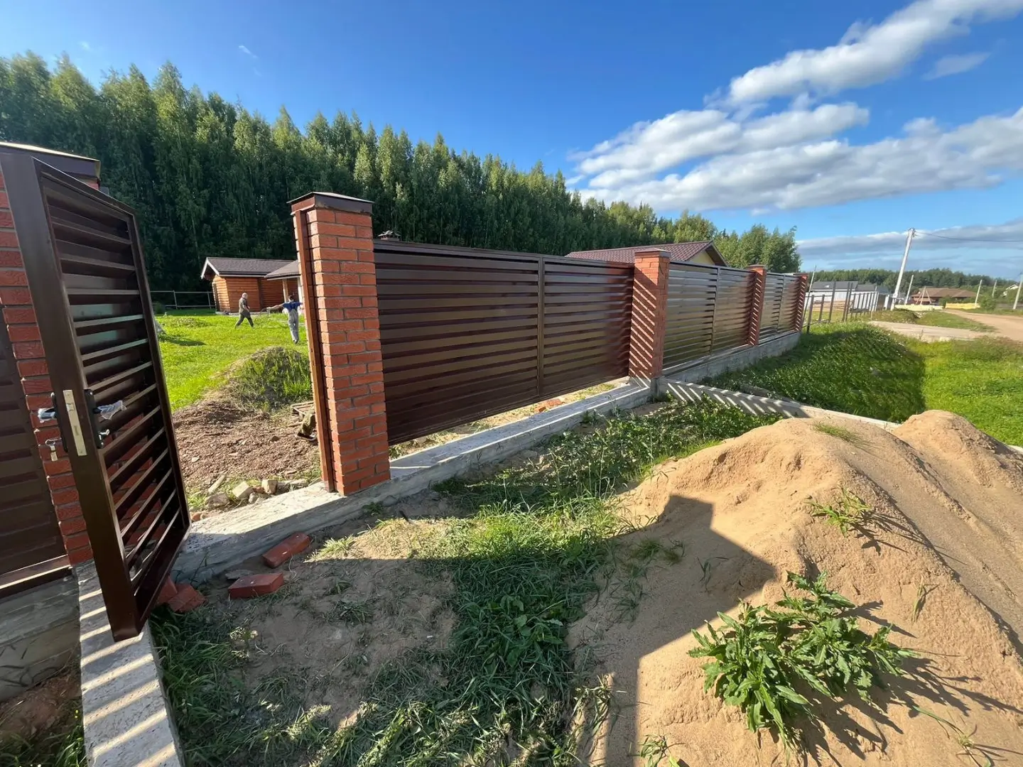 Забор-жалюзи из ламелей Хай-Тек 26м RAL8017/8017 Шоколад двусторонний фото 5 в Магнитогорске