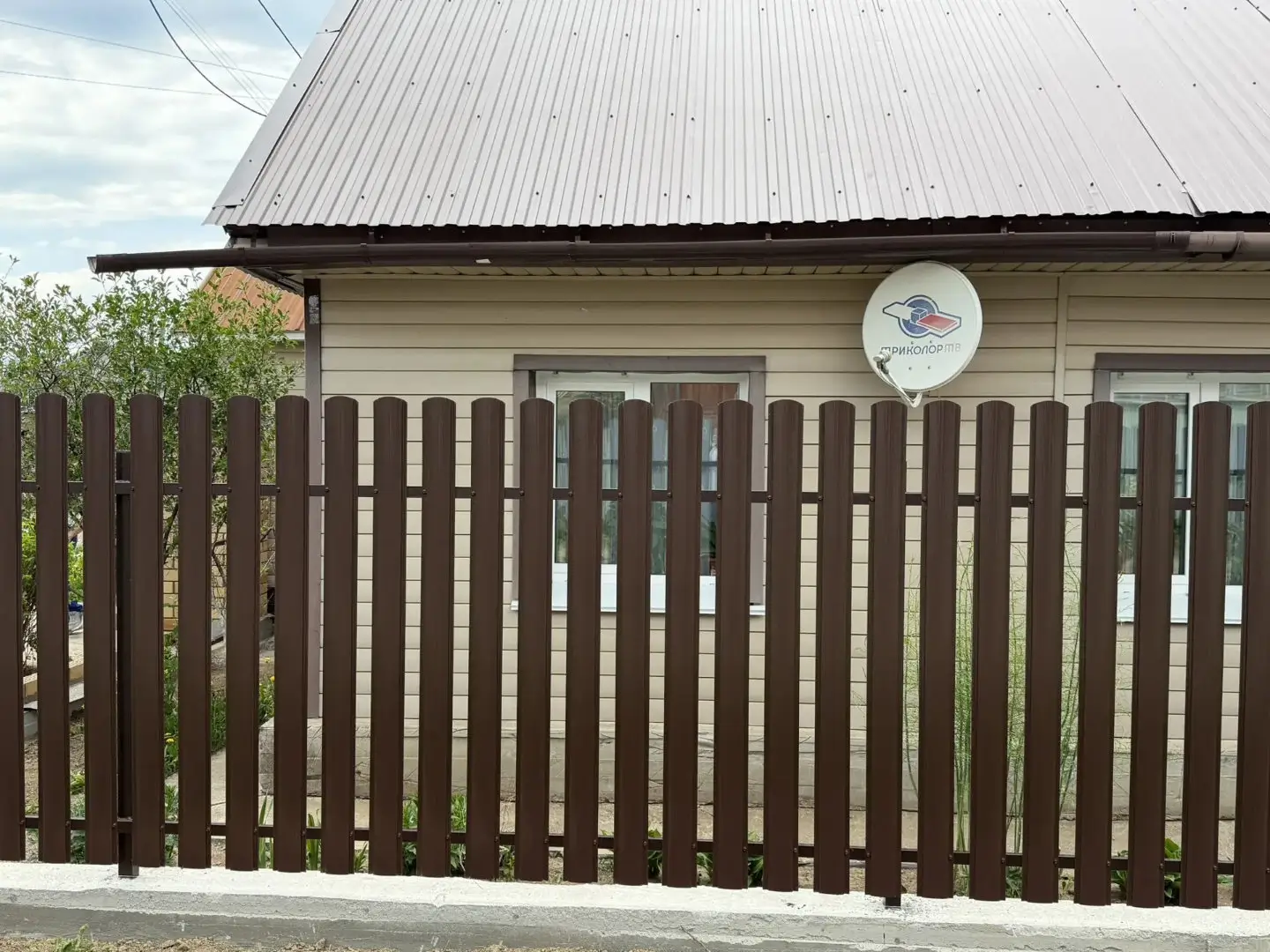 Комбинированный забор из ламелей ЭКО-Z-US и евроштакетника 18м RAL8017 Шоколад МАТТЕ, Полиэстер фото 3 в Магнитогорске