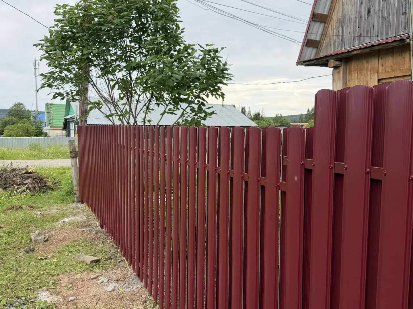 Забор из евроштакетника 24м RAL3005/3005 Красное Вино двусторонний фото 2 в Магнитогорске
