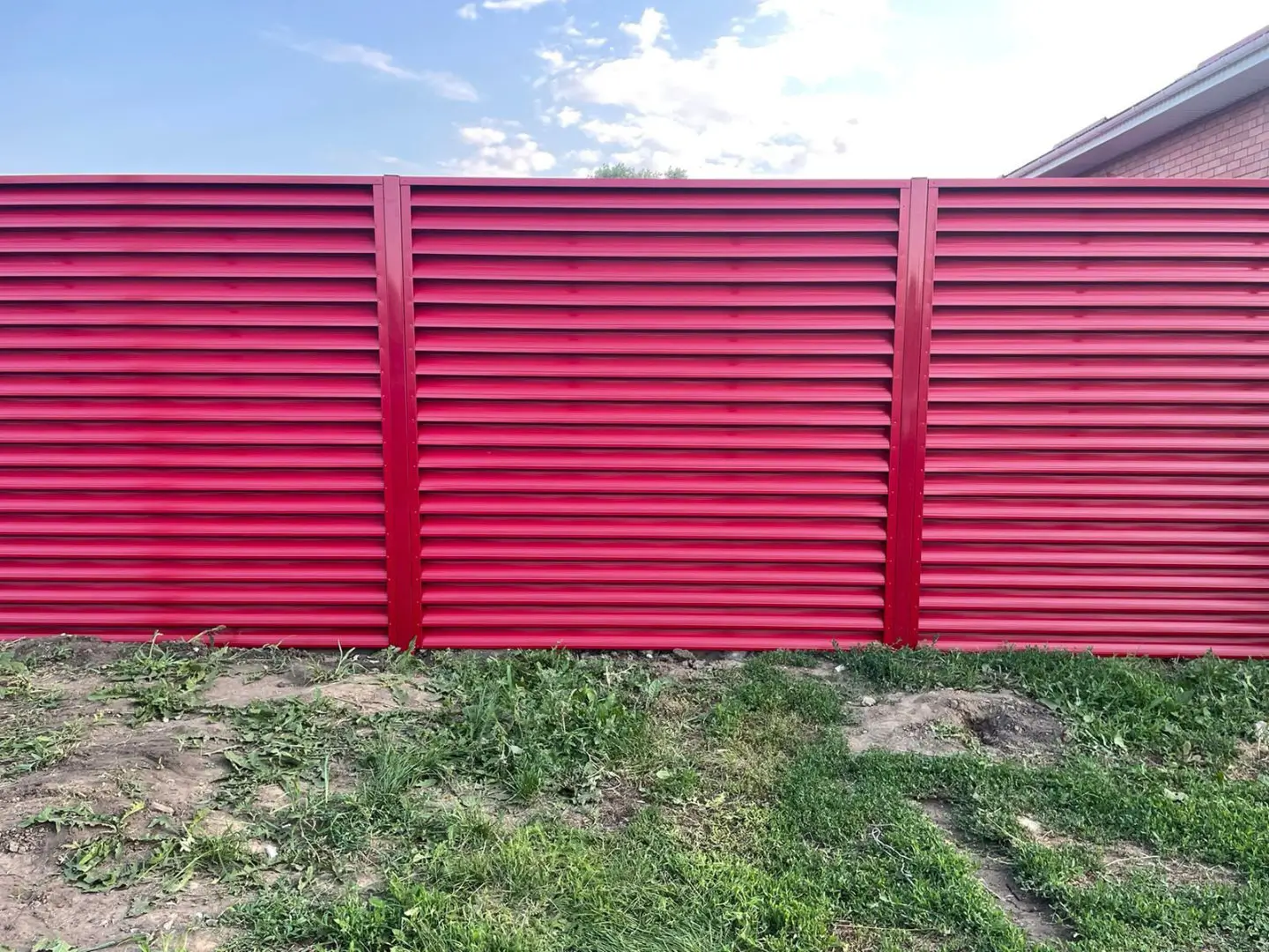 Забор-жалюзи из ламелей Еврожалюзи 24м RAL3003 Рубин в Магнитогорске