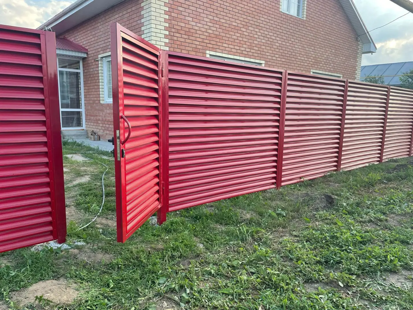 Забор-жалюзи из ламелей Еврожалюзи 24м RAL3003 Рубин фото 6 в Магнитогорске